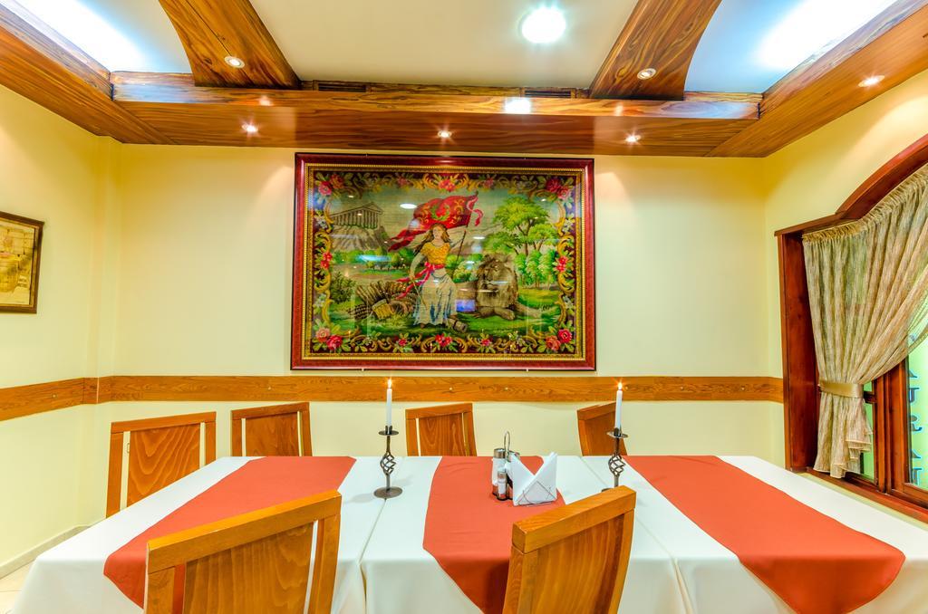 Hotel Cosmos Asenovgrad Extérieur photo
